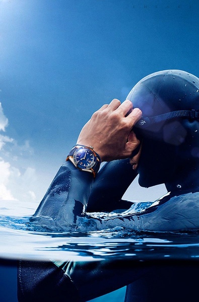 dive watch, analog watch, sport watch, waterproof watch, mens watch, brand awareness, lifestyle, editorial, energetic, luxurious, blue